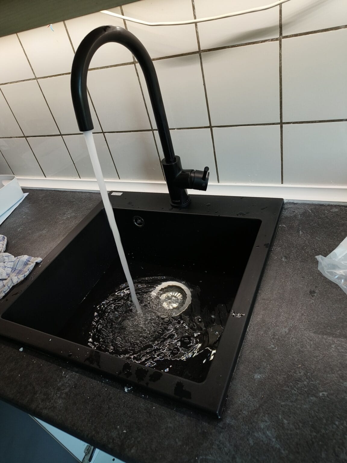 Vandhane med rindende vand i køkkenvask