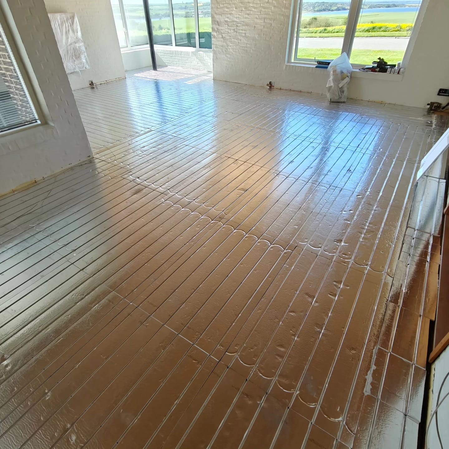 Nyt gulv med gulvvarmesystem i sollys